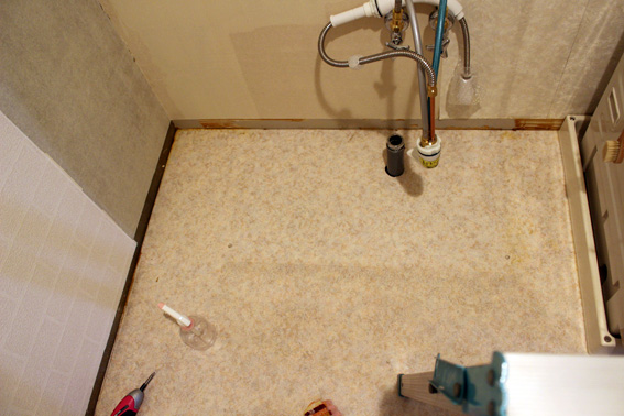 古くて汚すぎる洗面所をdiyリフォーム 洗面台撤去と壁紙の貼り替え おかげさま